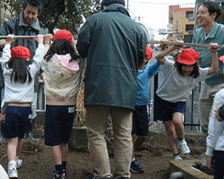 井戸掘削をする子供の画像